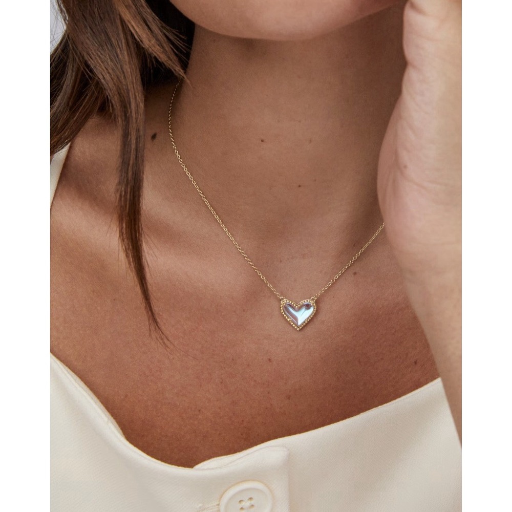 Kendra Scott Ari Heart Pendantโ Necklace Dichroic Glass Gold-Plated Adjustable